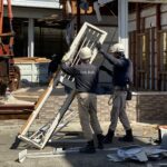 手作業で解体・分別する様子