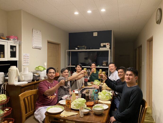 新実習生の歓迎会で焼肉をする様子