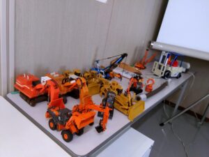教室内に重機が並ぶ様子