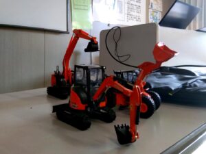 教室内に重機が並ぶ様子