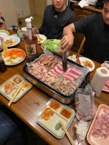 ホットプレートでお肉を焼く様子