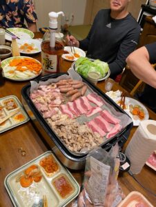 ホットプレートでお肉を焼く様子