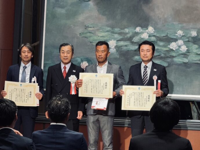 （一社）愛知県産業資源循環協会の第14回通常総会にて表彰者が並ぶ様子