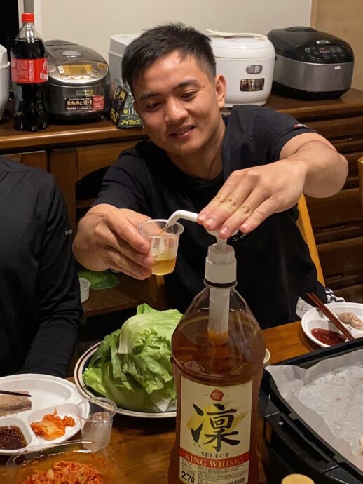 2.7Lのお酒をポンプで注ぐ様子