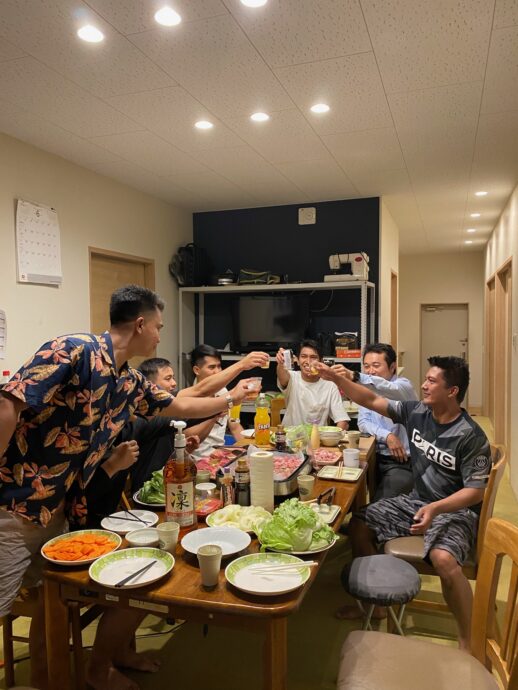 フィリピン実習生の送別会、みんなで乾杯する様子