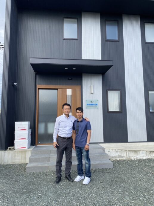 社長と実習生のジェリックさん、肩を組んで記念写真