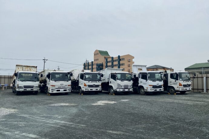 ４トンダンプなどのトラックが並んでいる様子