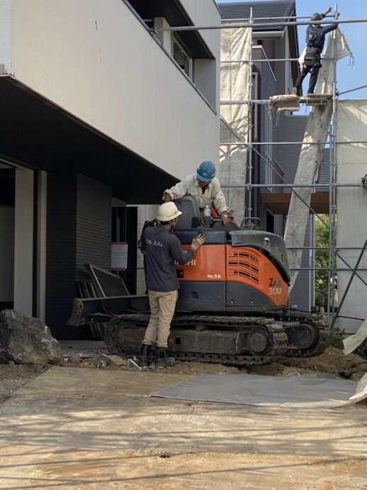 山本さんとマークさんが相談する様子