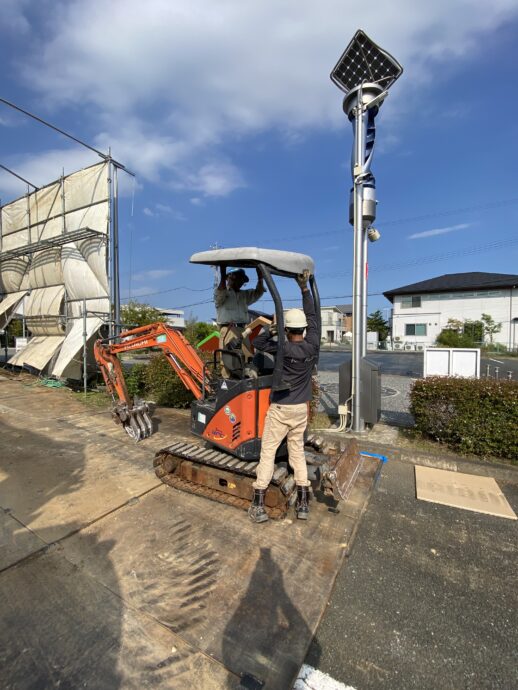 重機に屋根を取り付ける様子
