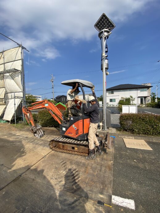 マークさんが屋根を支える様子