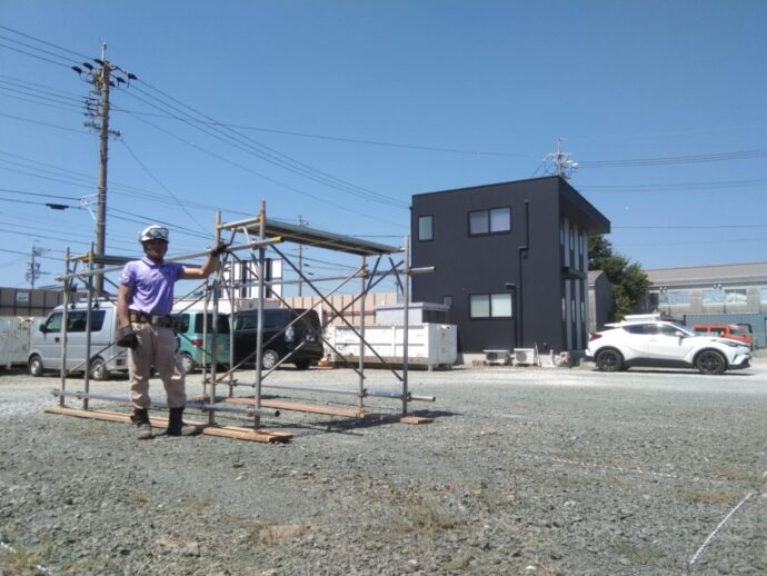 ロムロさん組み立てた足場の横でポーズ！