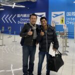 帰国するレイマークさんと肩を組む社長