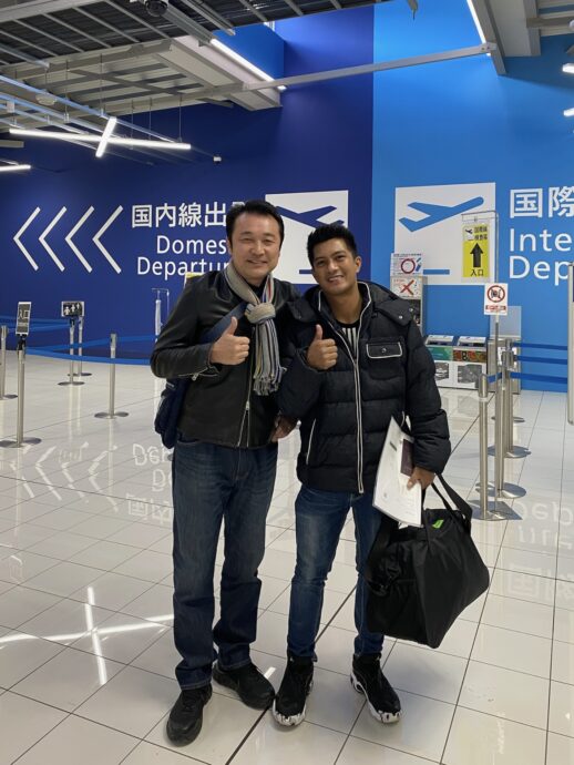 帰国するレイマークさんと肩を組む社長