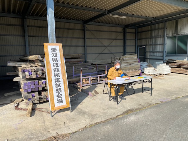 愛知県技能検定試験会場で足場の技能試験を受ける様子