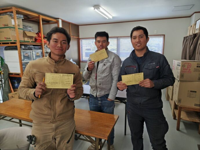 足場技能試験の合格証を手にする技能実習生