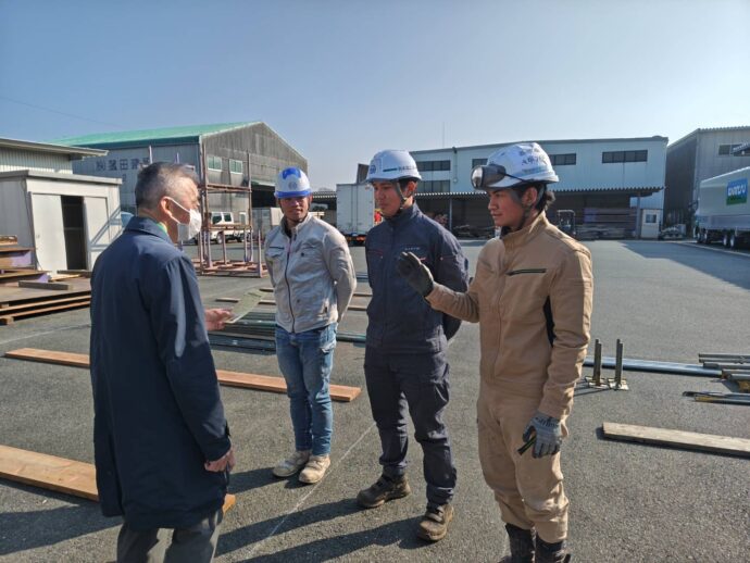 足場技能試験の注意事項を試験官から説明される実習生