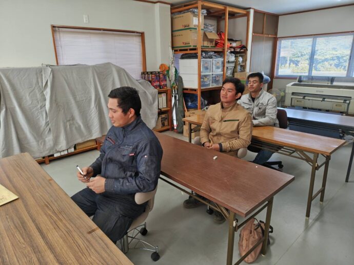 足場技能検定の筆記試験に取り組む技能実習生