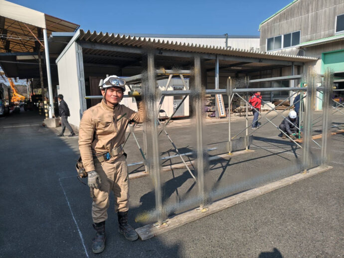 足場の実技試験で組み立て作業を行う技能実習生