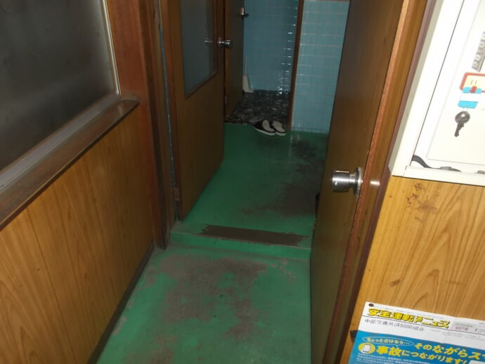 解体工事前のトイレ床の状態（内装解体前）