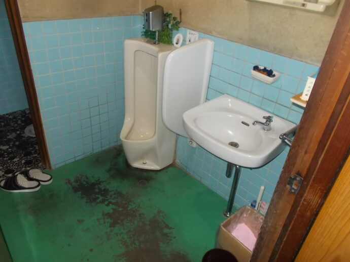 内装解体前のトイレ設備と壁面の状態