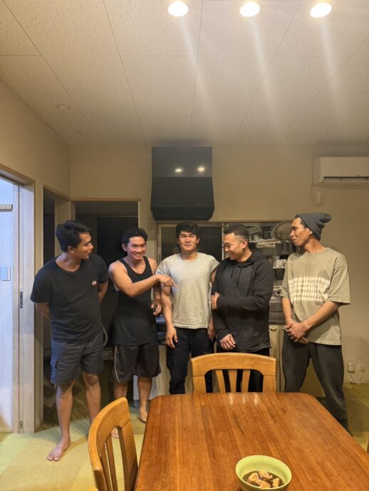 実習生歓迎の集合写真の一コマ 技能実習生たちが笑顔で並ぶ集合写真(歓迎の様子)