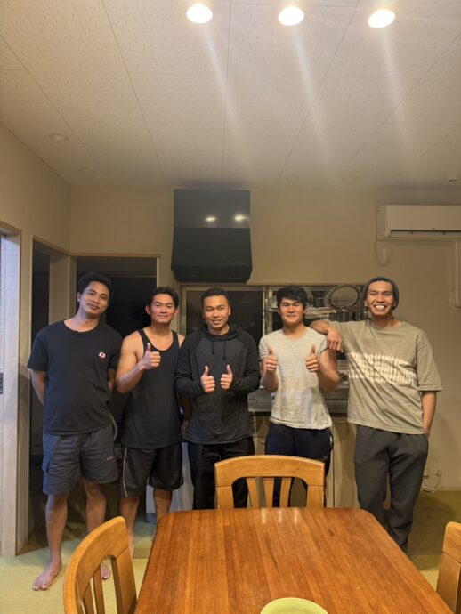 新しい技能実習生の歓迎集合写真 フィリピン人技能実習生が合流し笑顔で並ぶ実習生たち