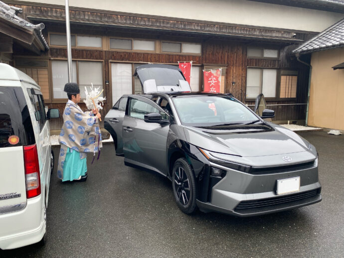 納車後の電気自動車をお祓いしてもらっている様子