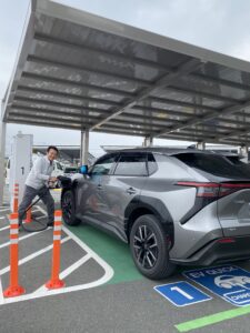 電気自動車の充電作業の様子