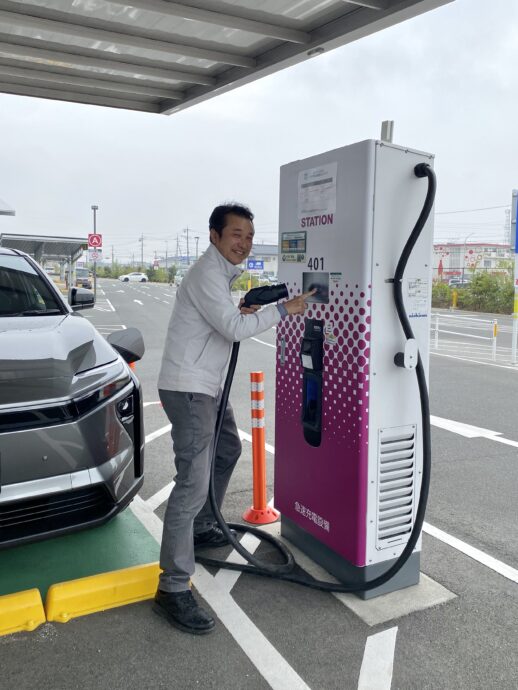 電気自動車の充電機を操作している様子
