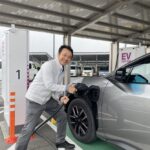 電気自動車の充電をする社長の様子