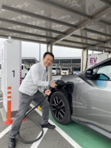電気自動車の充電をする社長の様子
