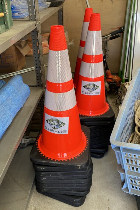 現場で使用するカラーコーンをまとめて保管している様子