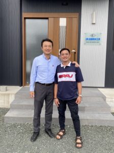 帰国前の技能実習生と社長のツーショット