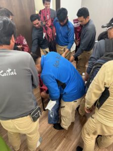 会議後に椅子を片付ける技能実習生たち