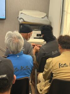 熱中症対策について笑顔で話し合う社員と技能実習生