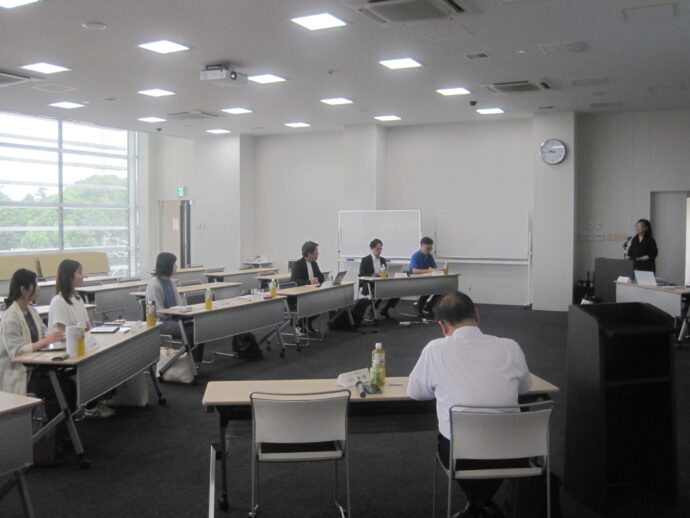 東三河の異業種交流会で企業同士が交流する様子