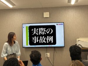 全国の事故事例をまとめた安全教育資料を説明している様子