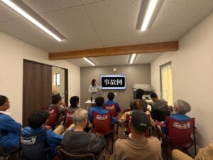 全国の事故事例をもとに安全教育を行う様子