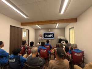 現場スタッフへ安全教育を行う様子