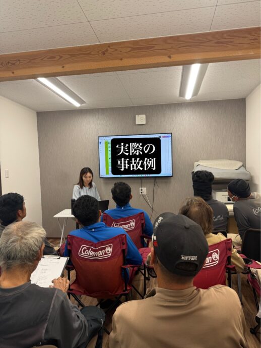 安全教育資料を操作しながら説明する様子