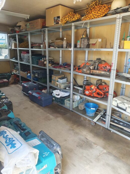 整理整頓した道具置場の棚と作業道具