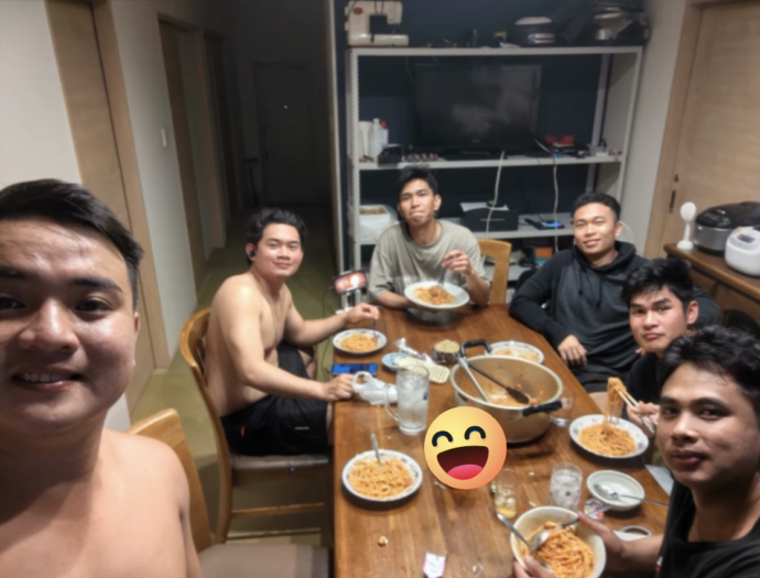 アルバートさんのSNS投稿・パスタパーティー|豊川市宿町 アルバートさんのSNSに投稿された、実習生のみんなが食卓を囲んでパスタを食べている写真